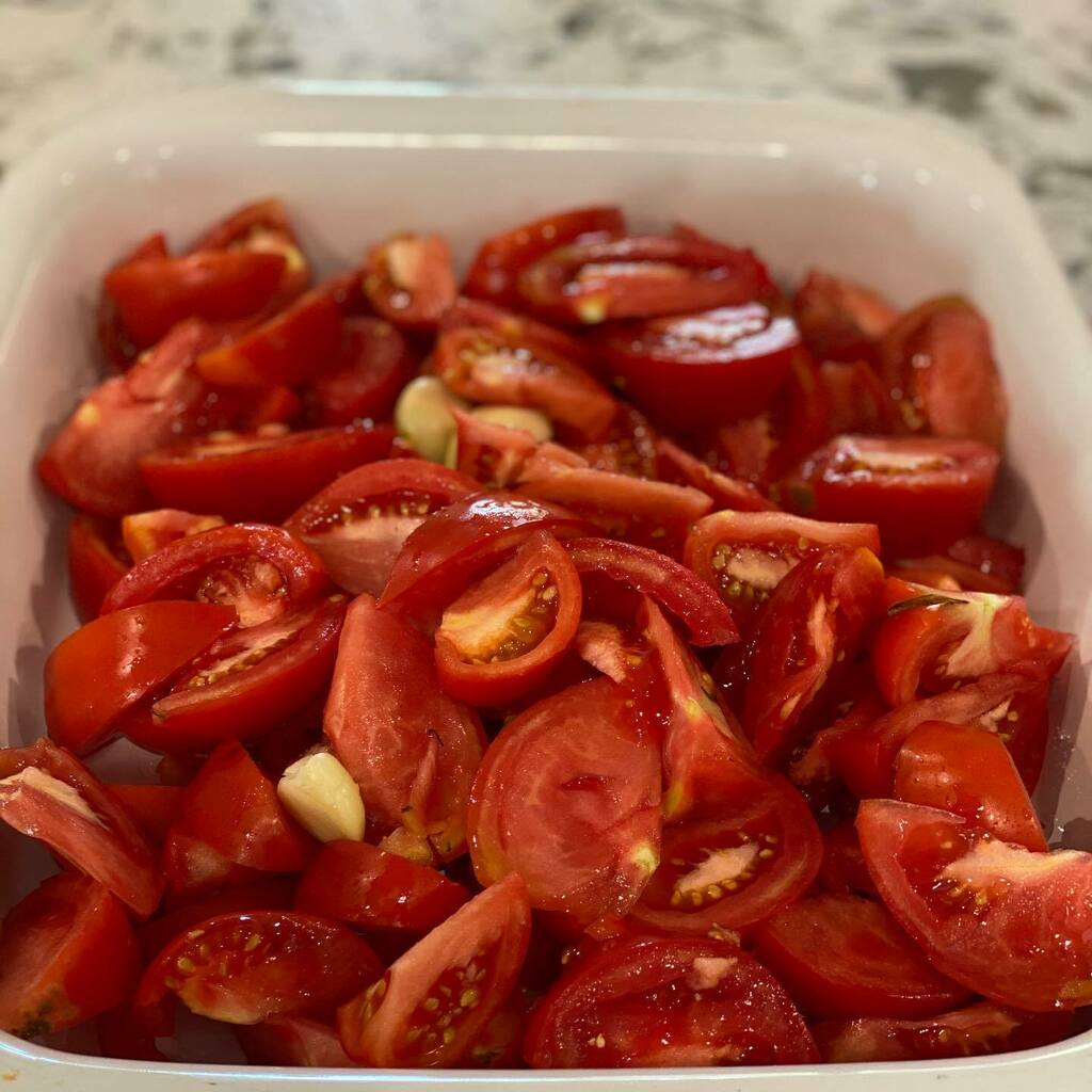 Tikimom's tweet photo. Five pounds of home-grown tomatoes 🍅 getting roasted for tomato soup. #capcod #summerbounty #labordayweekend https://t.co/bjuquFQUCR https://t.co/WgA21n4luL
