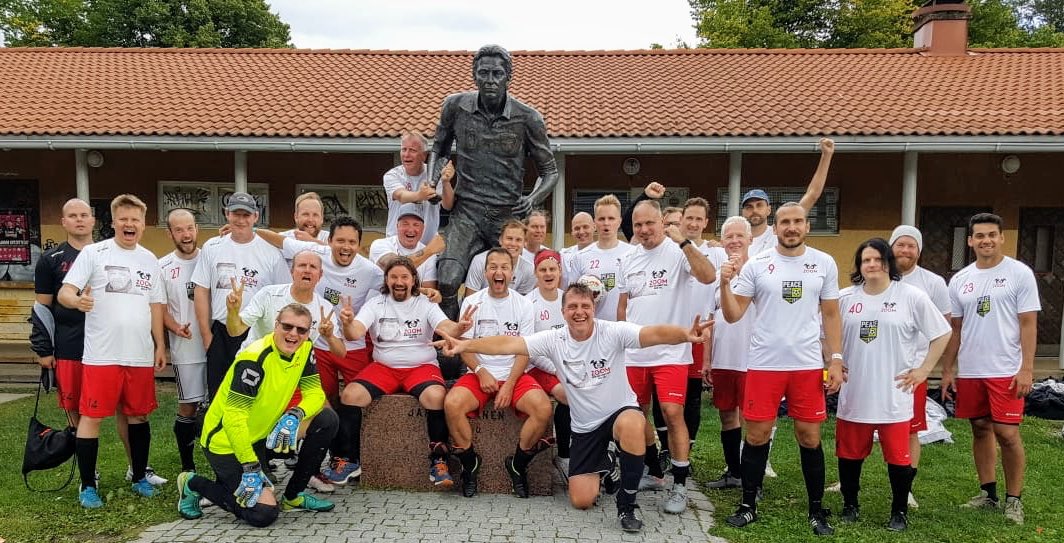 pjmant's tweet photo. On riemukasta olla osa Raittius- ja Urheiluseura (RUS) Zoomin upeaa porukkaa 💞 
#Rockfutis-SM-turnauksessa vapaa-ajan asunamme oli tribuuttipaita seuran perustajiin lukeutuneelle Jukka Virtaselle🙏🏻 https://t.co/EDN3R0hglS
