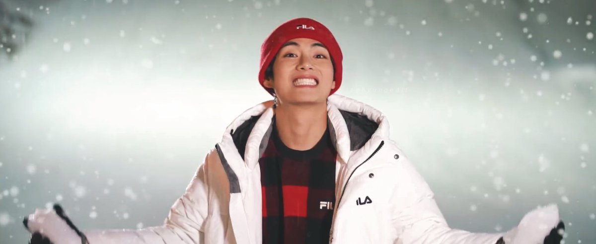 MyHeroine__'s tweet photo. THAT SMILE ...🥺   
I am not exaggerating when I say that his smile gives me life.❤️

#KimTaehyung #김태형 https://t.co/qL83XzWsrQ