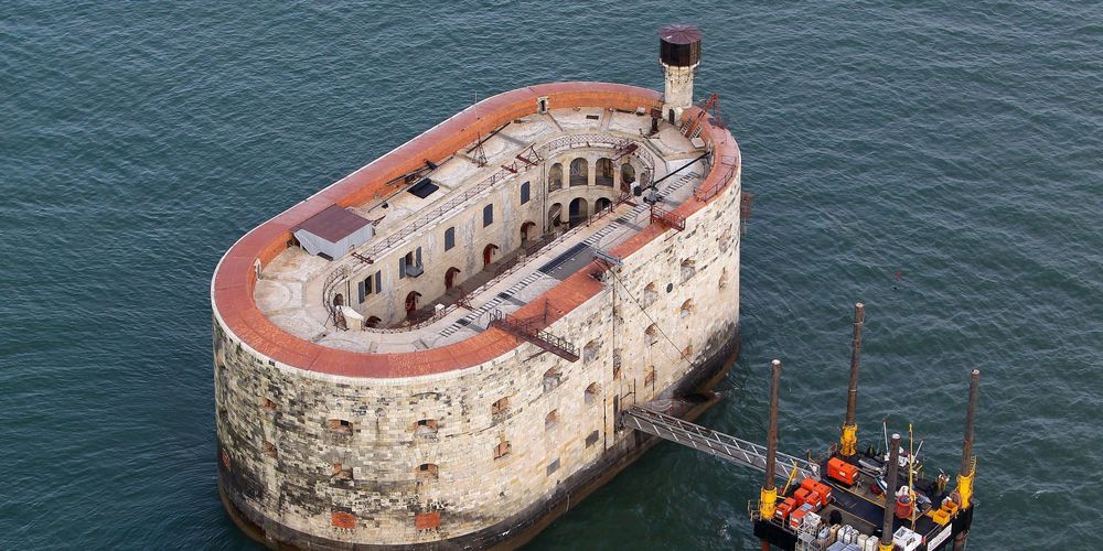 SergioRubio12's tweet photo. La salida de la próxima etapa del #Tour20 con vistas a Fort Boyard. Típico engendro que nunca cumplió su función, ahora se graban realities. https://t.co/ke8FJD5fFj