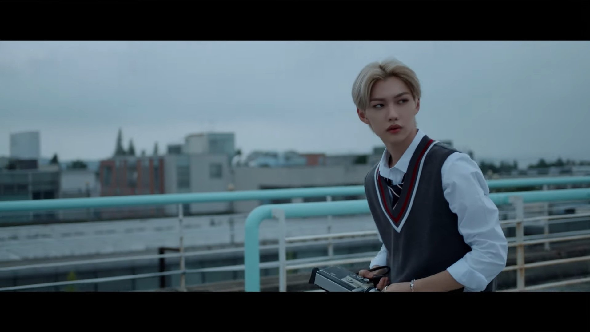 스키즈 수록곡 뮤비까지 세계관 이어지는거 진짜 신기하다 | 인스티즈