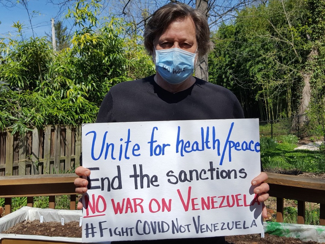 Lamentamos profundamente la inesperada partida de nuestro hermano Kevin Zeese. Valiente activista por la paz y defensor de DDHH. Uno de los héroes estadounidenses que defendió nuestra Embajada hasta el final. Nuestras condolencias a su compañera Margaret y a toda su familia.