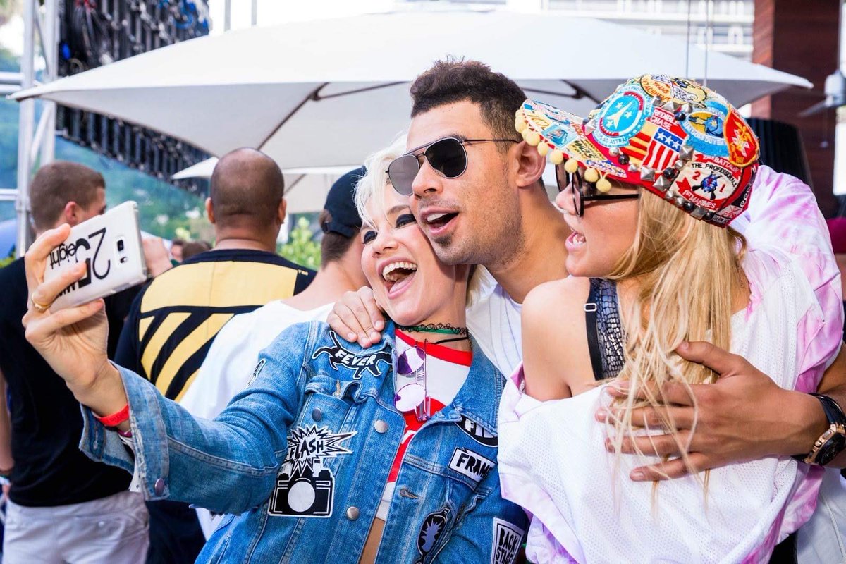 nervomusic's tweet photo. Cuddly #selfiesunday with our brobro @afrojack #untilwehugagain 🤗🤗📸📸 can you guys name the track we’ve collabed together? ⬇️ https://t.co/gNrWe8lewH