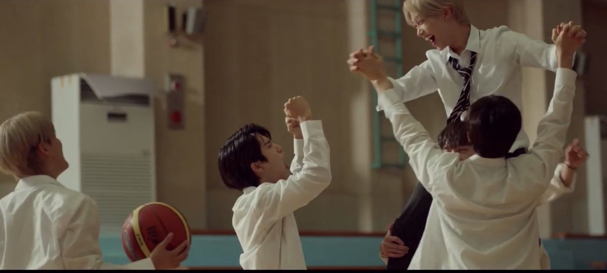 pikalixie's tweet photo. So can we talk about how felix and jisung are looking at each other so happily bc my heart can’t handle it https://t.co/4VFndQGF7V