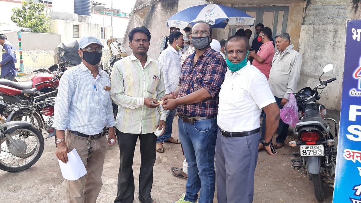 cgm_mh_bsnl's tweet photo. People loving the #BSNL services in remote Solapur district of Maharashtra ⁦@BSNLCorporate⁩ ⁦@rsprasad⁩ ⁦@SanjayDhotreMP⁩ ⁦@CMDBSNL⁩ https://t.co/gY7jVYeT7c