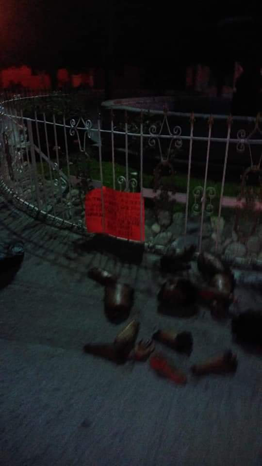 ElPerro11218540's tweet photo. En pleno jardín principal de la comunidad de Juan Martín, en el municipio de Celaya, Guanajuato, dejan los restos de 2 hombres descuartizados.

#GrupoÉlite del #CJNG se adjudica los hechos. https://t.co/bla2jTgsqU