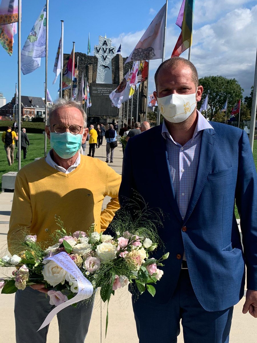 FranckenTheo's tweet photo. Exact 100j geleden vond de 1e IJzerbedevaart plaats. Deze Vlaamse volksbedevaart biedt deelnemers al een eeuw de kans om jaarlijks onze oorlogsslachtoffers van 1914-1918 te herdenken. Het is een eer om hier als burgemeester van Lubbeek een bloemenkrans te mogen neerleggen. https://t.co/rbLyMr7ZG5