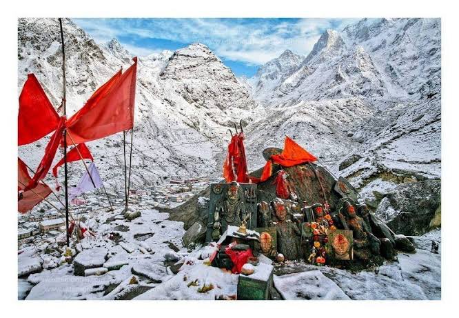 Apart from kedarnath temple there are few more places which adds its beauty at the best. They are-1. Bhairav Temple: It is a temple dedicated to Bhaironath who is ceremoniously worshipped at the opening & closing of Kedarnath Temple.