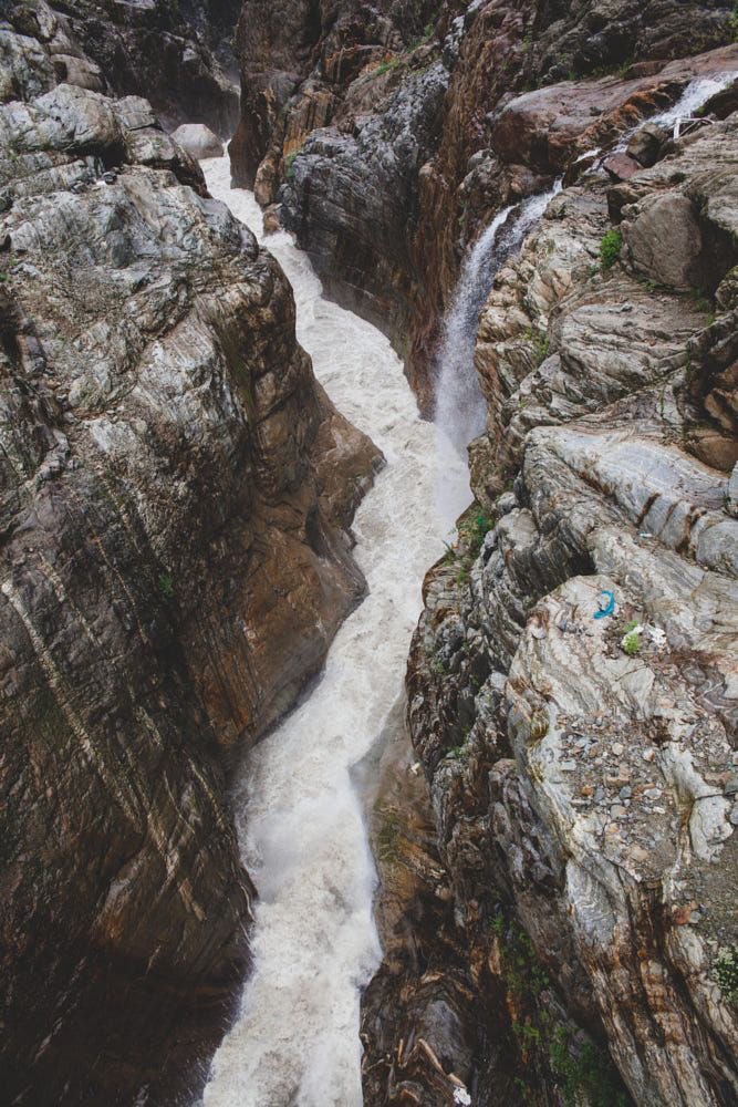 The temple is surrounded by mountains from 3 sides. According to the legend the area also has 5 rivers Mandakini, Madhuganga, Chhirganga, Saraswati & Swarndari but some of don’t exist today.Archaeological studies too suggest the minimum age of the temple is about 3,000 years