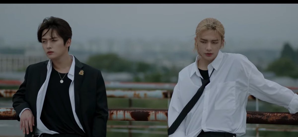 хёнджин и минхо. ли мин хо и хван хенджин. минхо накормил хенджина салфетками. минхо накормил хенджина салфетками. минхо нарисовал мемберов.