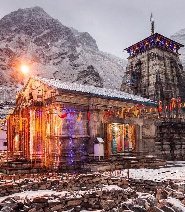 1. The interior beauty describing the indian epics including a small hall in front of the Kedarnath Temple beams with images of Parvati and the 5 pandavas. The hall at the entrance of the temple is decorated with statues of Lord Krishna, the Pandavas, Draupadi, Nandi, Virbhadra.