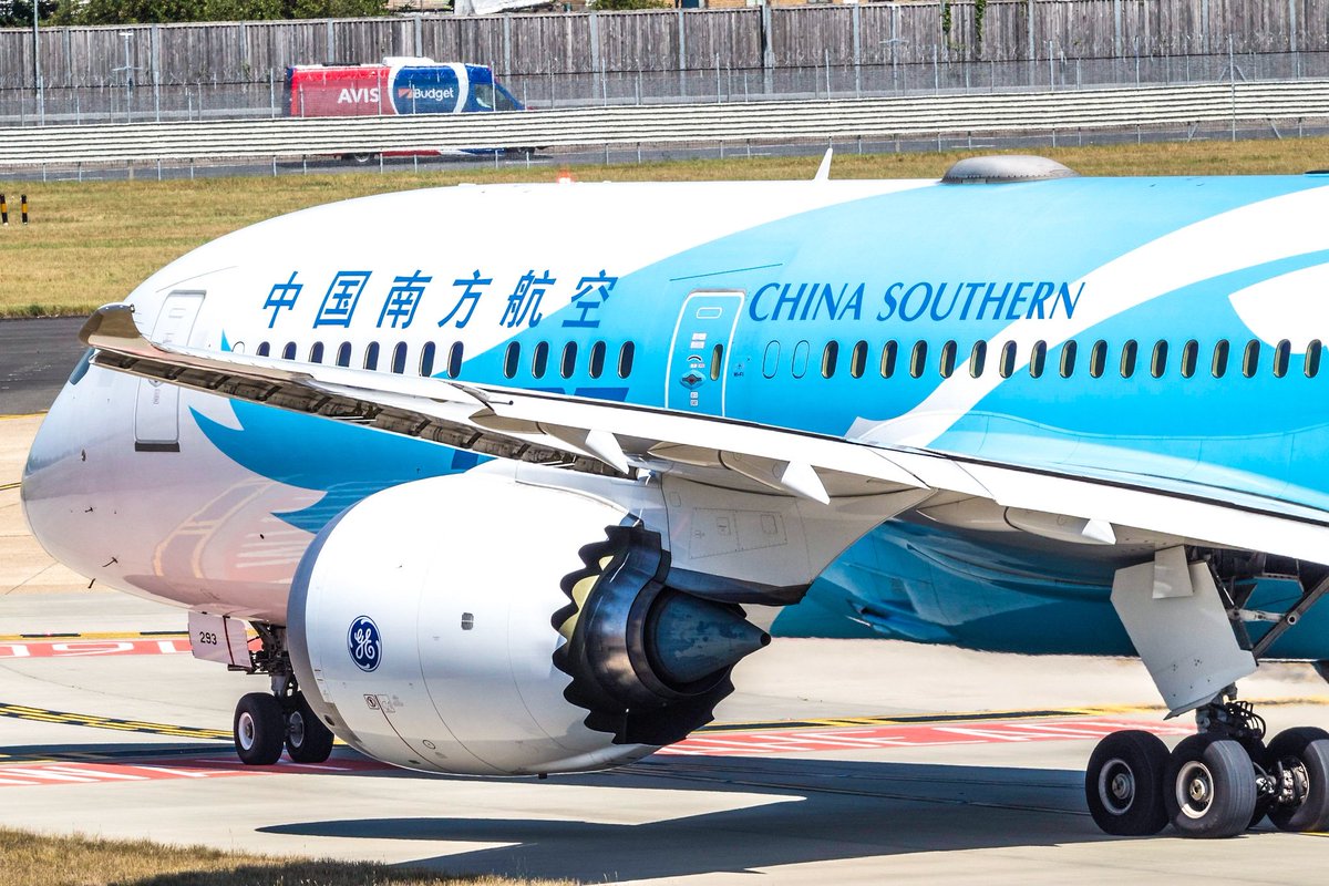 rjlear1's tweet photo. Here is a @ChinaSouthernKR 787 holding short of 09L at AB13 @heathrow_airport. https://t.co/ps9nB8qxqu