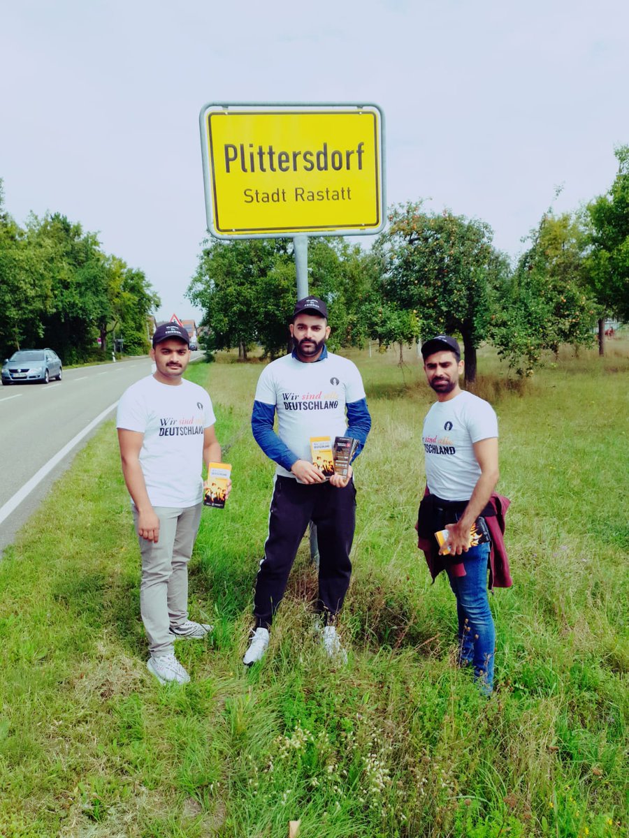 AhmadiyyaPfDE's tweet photo. Heute gings für die 3. Gruppe der AMJ-Jugend PF für die Flyeraktion in den Kreis Rastatt, dort wurden  7 Unterorte abgedeckt.
 #WirsindAlleDeutschland 
Bürgerinitiative der @AhmadiyyaDE und Flyeraktion #MuslimeFürDeutschland https://t.co/bOjHiHQH9a