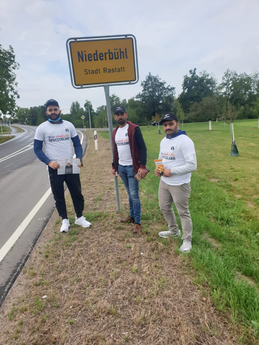 AhmadiyyaPfDE's tweet photo. Heute gings für die 3. Gruppe der AMJ-Jugend PF für die Flyeraktion in den Kreis Rastatt, dort wurden  7 Unterorte abgedeckt.
 #WirsindAlleDeutschland 
Bürgerinitiative der @AhmadiyyaDE und Flyeraktion #MuslimeFürDeutschland https://t.co/bOjHiHQH9a