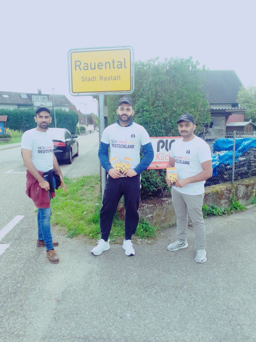 AhmadiyyaPfDE's tweet photo. Heute gings für die 3. Gruppe der AMJ-Jugend PF für die Flyeraktion in den Kreis Rastatt, dort wurden  7 Unterorte abgedeckt.
 #WirsindAlleDeutschland 
Bürgerinitiative der @AhmadiyyaDE und Flyeraktion #MuslimeFürDeutschland https://t.co/bOjHiHQH9a
