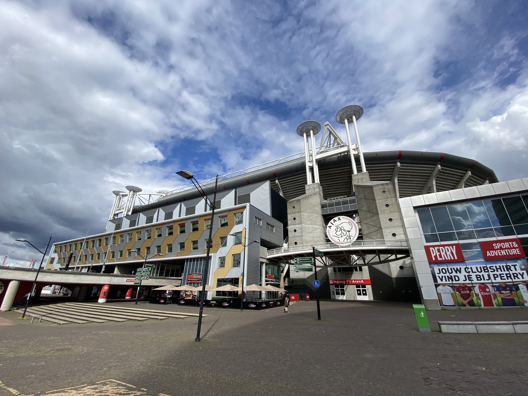 福本 純也 アヤックスのホームスタジアム ヨハンクライフアレナ 自転車圏内にあった 明日はオランダvsイタリアがあるそう T Co 3dxnna4qdb Twitter