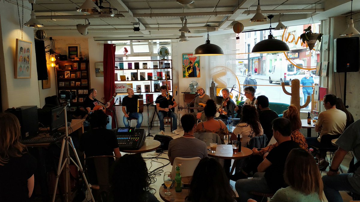 iyanuvieu's tweet photo. Viendo a #Felpeyu nel perprestosu ciclu musical d'#Amosando, https://t.co/5yNFAEwzy9. Aforu mui reducíu nel @Toma3Gijon. Como en casa. 😍 #Asturies #Cultura https://t.co/Iv7hkhmpAX