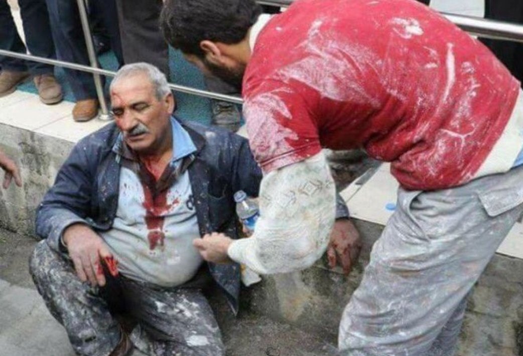burjoee's tweet photo. Irkçılık yapacak kadar alçak, savunmasız, kucağı çocuklu bir kadına el kaldıracak kadar da ŞEREFSİZSİNİZ... #sakaryadaiscileresaldırı https://t.co/35JXxRpcDm