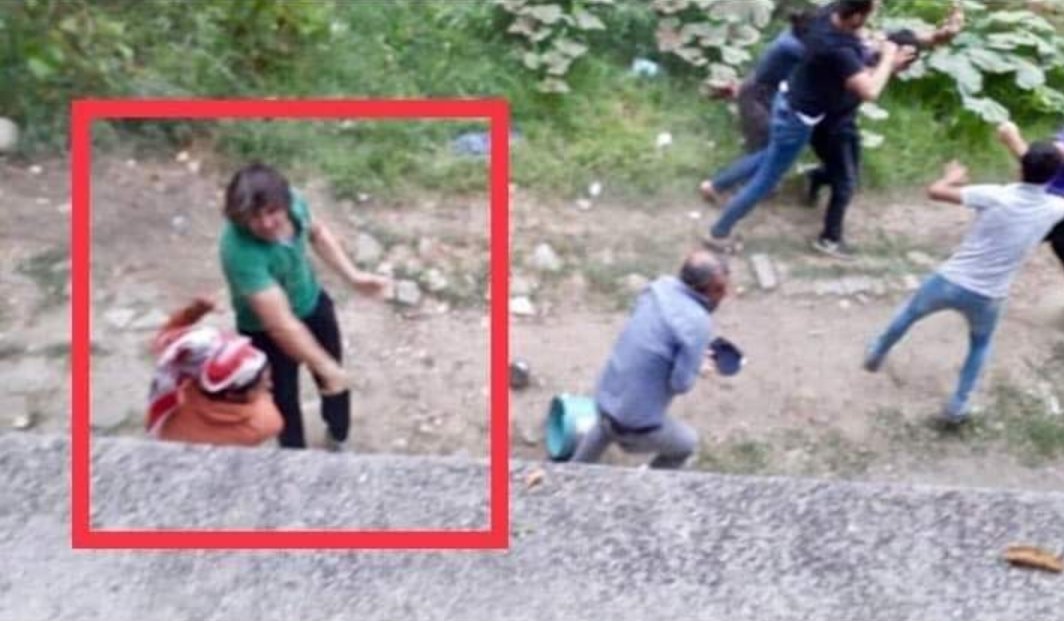 burjoee's tweet photo. Irkçılık yapacak kadar alçak, savunmasız, kucağı çocuklu bir kadına el kaldıracak kadar da ŞEREFSİZSİNİZ... #sakaryadaiscileresaldırı https://t.co/35JXxRpcDm