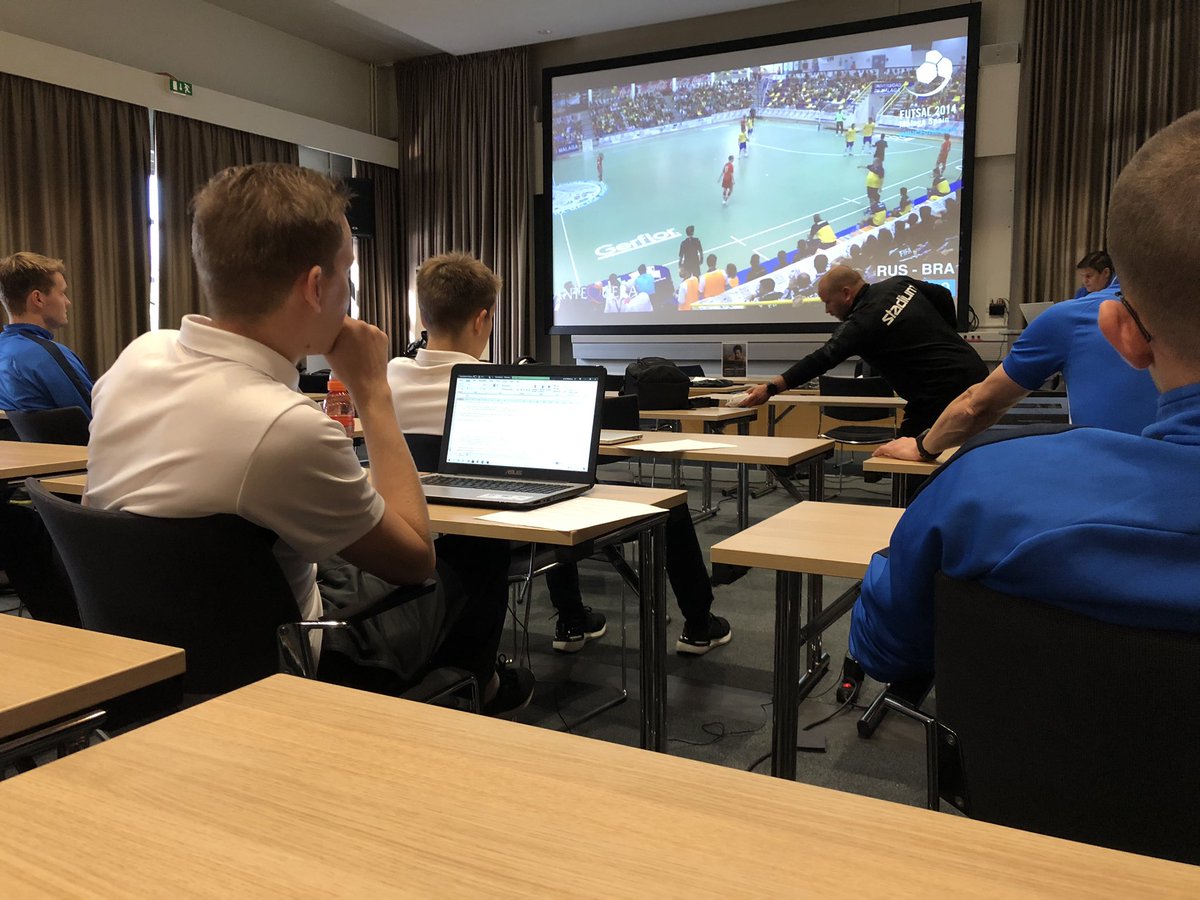 Futsal-Liigan ja Ykkösen erotuomarikurssi järjestettiin viikonloppuna Vantaalla. TEK:iä kurssilla edustivat Kirill Naishouler, Janne Määttänen, Eetu Silén ja Aleksi Keronen sekä kouluttajista Markus Aalto. #futsalfi