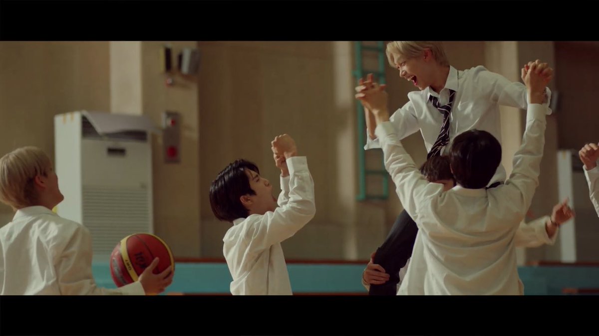 chan LIFTING felix and the homies cheering him on