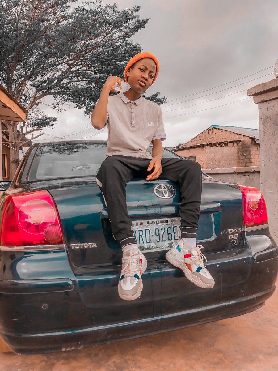 lartyf__'s tweet photo. Ice on my Neck , Ice on my wrist, you should know . That’s how star do .🤩 💫 
.
Ice Only , Happy Sunday ooo😂😂❤️🤲..
.
tag @Skiibii 😂😂🤣
.
#ice #lartyf #new #win #explore #exploremore #explorepage #color #retweet #rt https://t.co/h9wIK9r4Xm