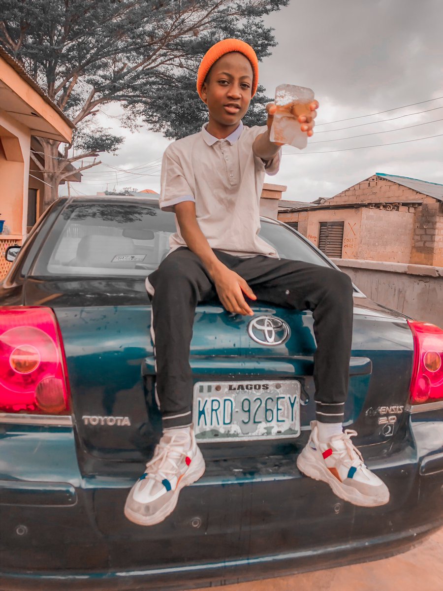 lartyf__'s tweet photo. Ice on my Neck , Ice on my wrist, you should know . That’s how star do .🤩 💫 
.
Ice Only , Happy Sunday ooo😂😂❤️🤲..
.
tag @Skiibii 😂😂🤣
.
#ice #lartyf #new #win #explore #exploremore #explorepage #color #retweet #rt https://t.co/h9wIK9r4Xm