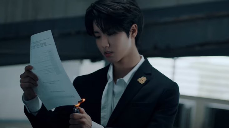 tw // fire , burnthe main reasons i think there is a corelation btwn on track and b me is this scene; in which jisung is burning a contract (?) document which is titled ( its in korean so don't h word me if I'm wrong but this is what i understood) an office for a short film,,,
