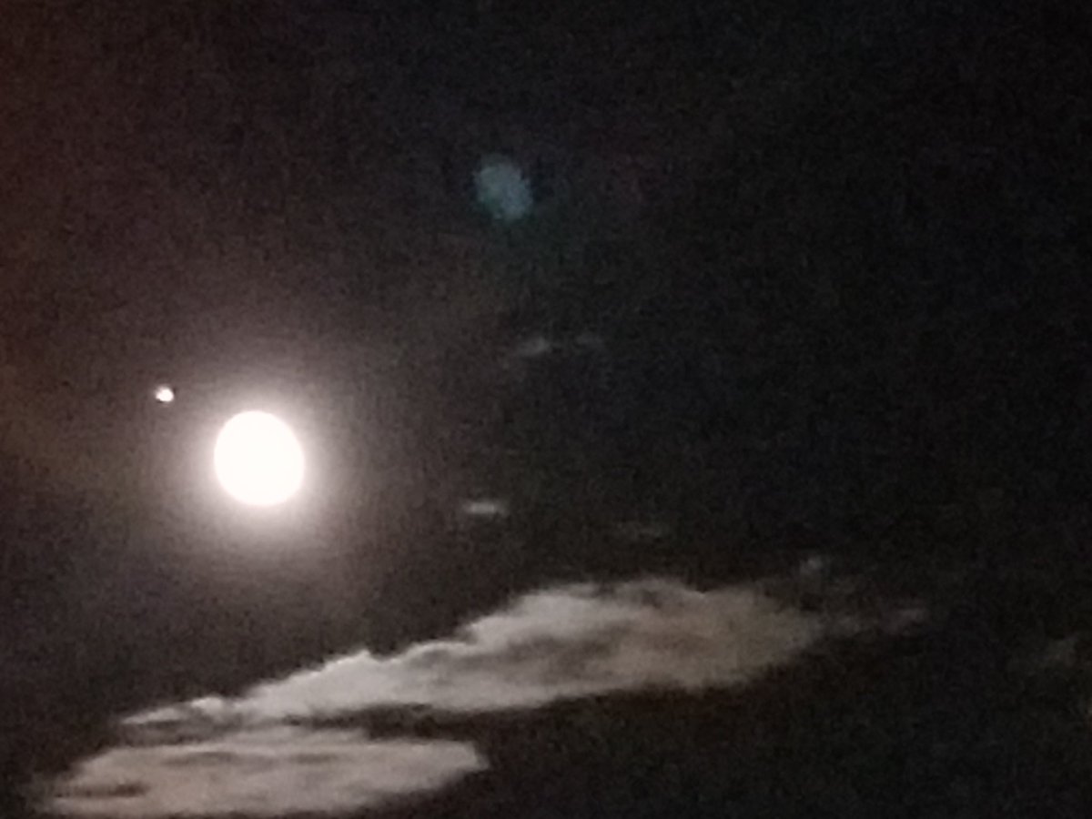 Cosmictruth369's tweet photo. These Photos Are In 
Chronological 
Order And A Few Hours 
Apart From Eachother

CAN YOU SEE THE #STAR 
REVOLVING AROUND THE #MOON ❓🌙 💫

☁️☁️☁️☁️☁️☁️☁️☁️☁️🛩
=Hiding Luke 21:25

EXPLAIN THAT #NASA https://t.co/DFrvAzjtWl