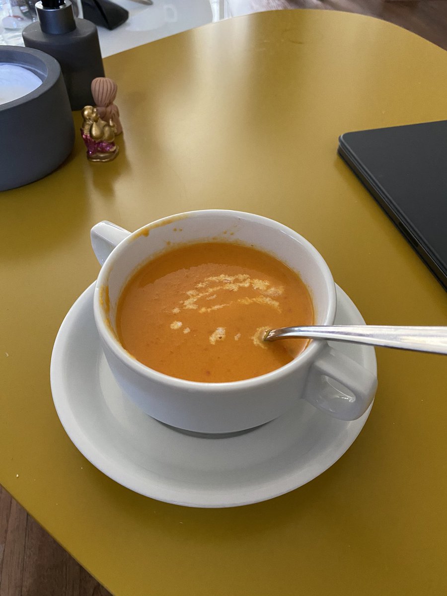 greeneyedrobin's tweet photo. Door mijn adhd zijn de simpelste dingen, zoals koken, niet altijd makkelijk. Vandaag helemaal zelf een tomaten-wortel-paprika soep gemaakt. Zonder mental breakdowns en ontplofte keuken, en in één keer gelukt. ❤️ https://t.co/N57sqwma7S