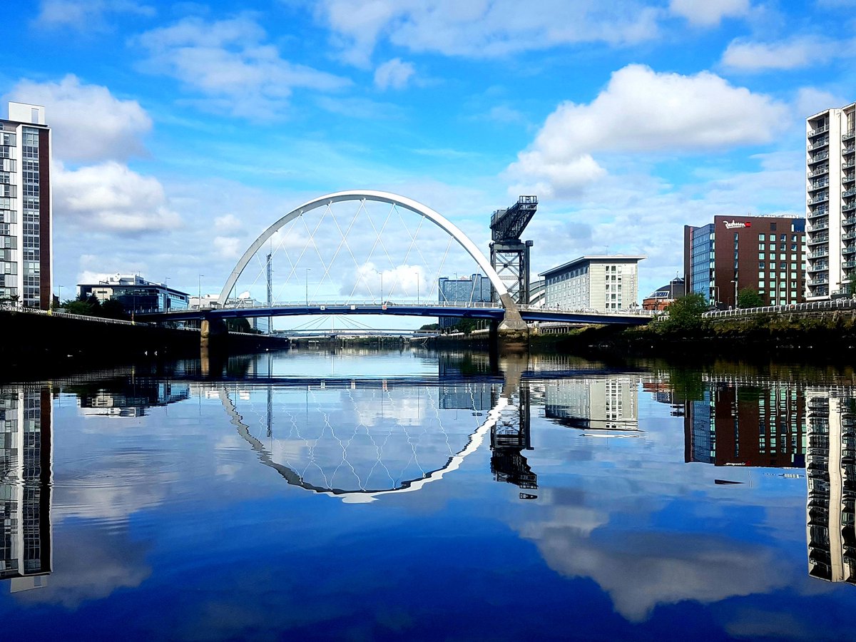 PictishBeastPub's tweet photo. Looking south down the Clyde, Glasgow, this morning.

#glasgow @HelloGlasgowist @Glasgow_Live @Glasgow_Times @GlasgowWEToday #scotland #cityscapes #reflections https://t.co/Ht14mPpm4P