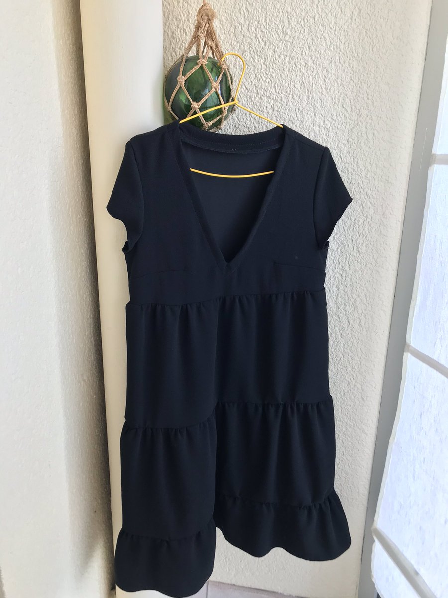 quartiflett's tweet photo. Et hop 2 robes #enfindutempspourcoudre #TeamDIY #jpeuxpasjaicouture #presquelesmemesmaispasvraiment https://t.co/vRLNTB0XcM