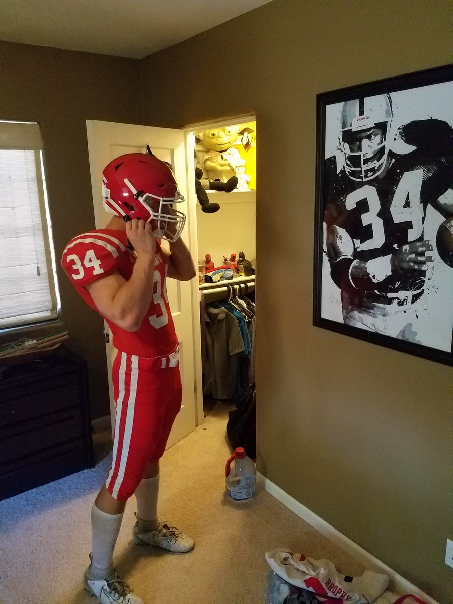 BastmanWilliam's tweet photo. When I first expressed an interest in football, my parents gave me @BoJackson 's book. The lessons of hard work have pushed me through these times we find ourselves in. I feel blessed to put on the @FootballBrophy uniform again for my senior year. https://t.co/dtZeHSUcQj