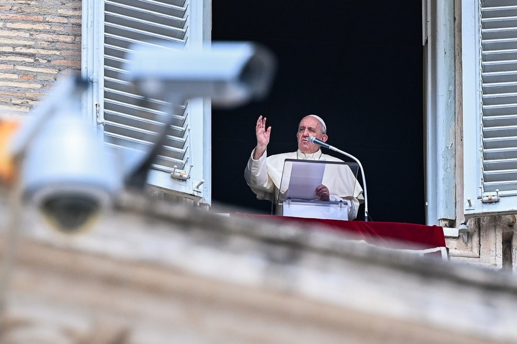 g1's tweet photo. Deus deu a vida para que cada um cuide da sua: Papa diz que fofoca é praga pior que o coronavírus https://t.co/q9jubqXy3g #G1 https://t.co/h3pWQtKZcd