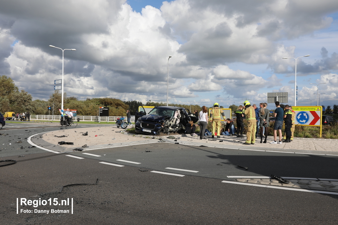 regio15's tweet photo. Zwaar ongeval op de #Veilingroute #N465 thv de #Jupiter in #Honselersdijk. Auto heeft paal geraakt en is daarna op de rotonde terecht gekomen. Veel brokstukken op de weg. https://t.co/sly3Gf2ckf
