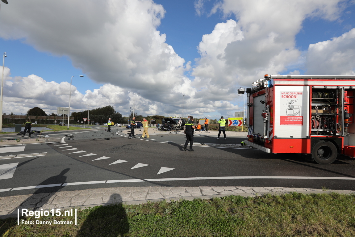 regio15's tweet photo. Zwaar ongeval op de #Veilingroute #N465 thv de #Jupiter in #Honselersdijk. Auto heeft paal geraakt en is daarna op de rotonde terecht gekomen. Veel brokstukken op de weg. https://t.co/sly3Gf2ckf