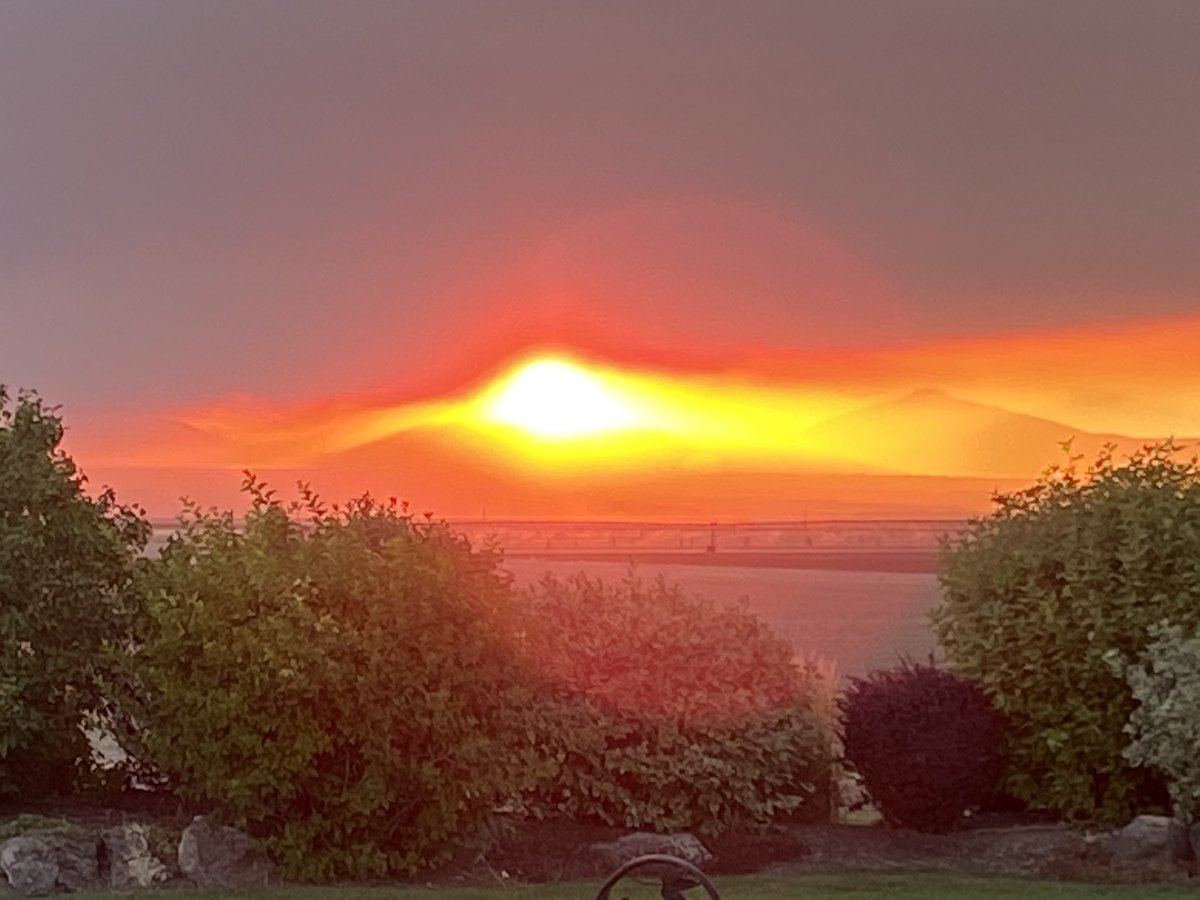 JOppenlander's tweet photo. Fire in the sky... https://t.co/gvwJi1QhC5