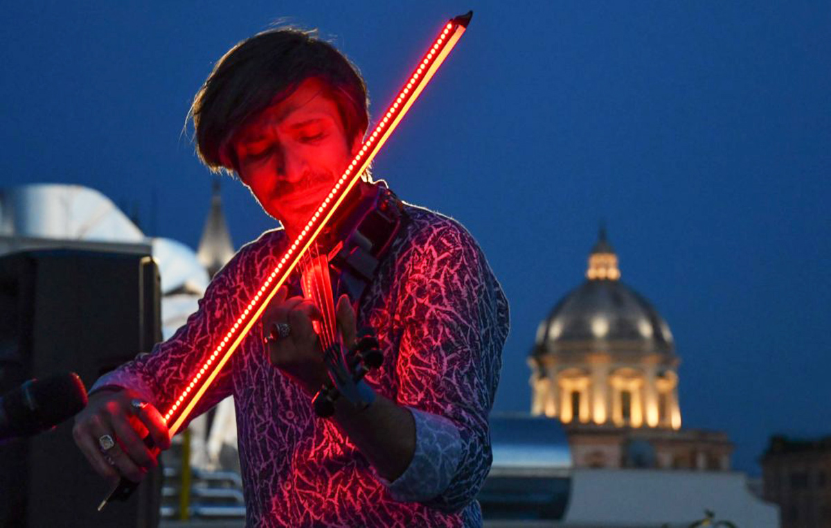 tesorimed's tweet photo. Questa sera Ospite ai Tesori del Mediterraneo Andrea Casta il violinista elettrico, il violinista dall’archetto luminoso

Nelle performance di Andrea Casta la rinascita, la musica che finalmente unisce e la solidarietà tra persone nella difficoltà

#TesoriMed2020 @andreacastaotr https://t.co/DwnpnXmg5C