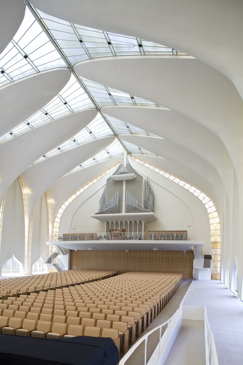 North Shore Congregation Israel was built in 1967 in Glencoe, Illinois.It was designed by Minoru Yamasaki and is a great example of his New Formalism style.
