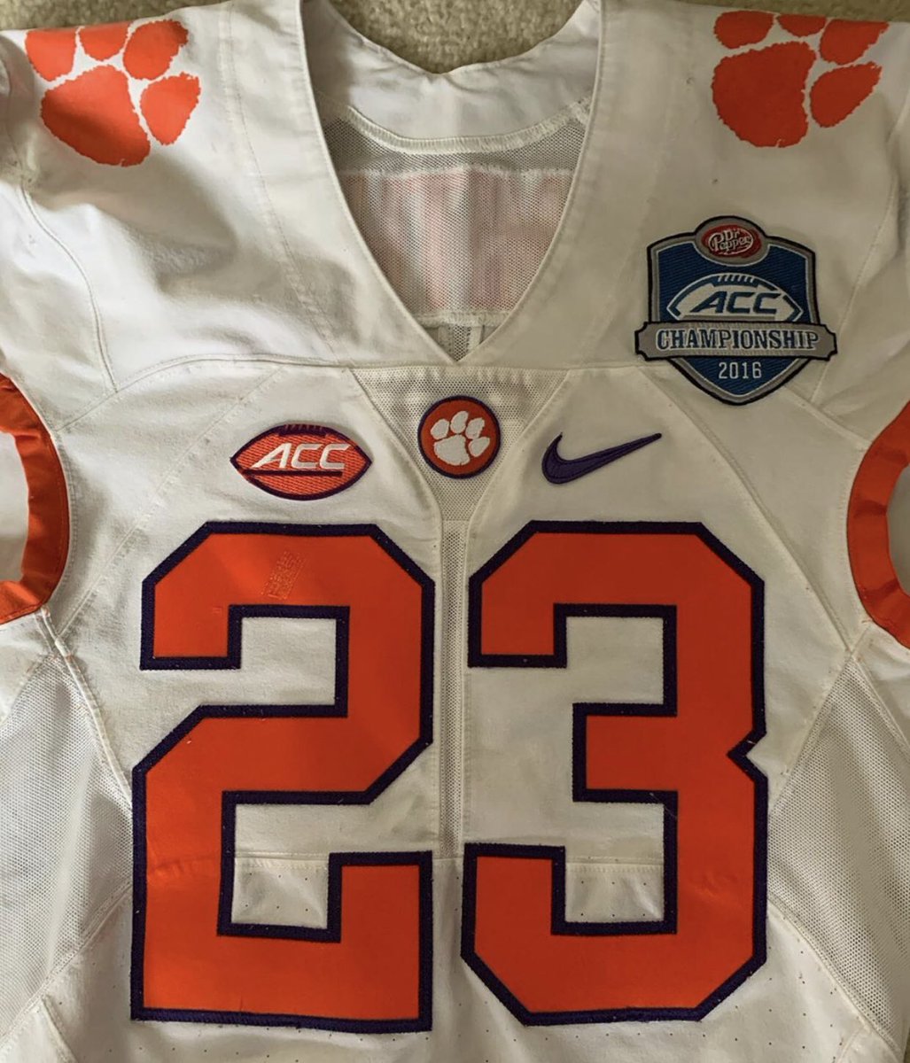 TaReefKnockOut's tweet photo. FSU still wearing them same jersey template that Clemson had in 2016 donβt sit well with me π https://t.co/VGcj8jDrqc