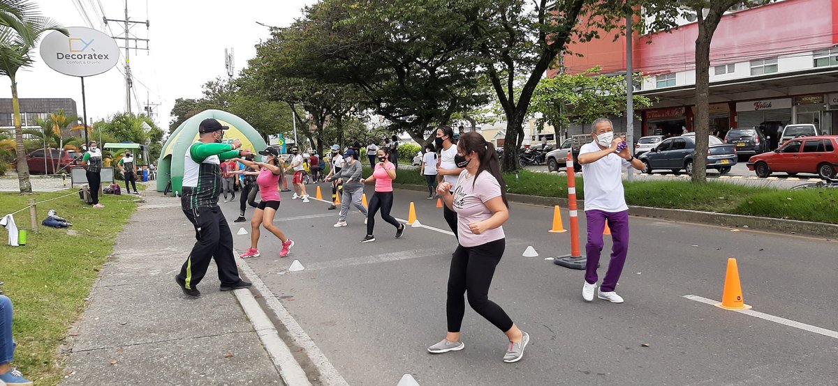 ImderaArmenia's tweet photo. Los armenios también disfrutan de la Ciclovía dominical del #Imdera, en la avenida Centenario. #DeporteSeguro #YoMeDivierto #EsPaTodos https://t.co/OkXlhvGIIs