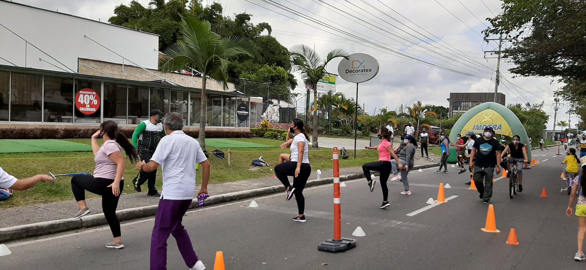 ImderaArmenia's tweet photo. Los armenios también disfrutan de la Ciclovía dominical del #Imdera, en la avenida Centenario. #DeporteSeguro #YoMeDivierto #EsPaTodos https://t.co/OkXlhvGIIs