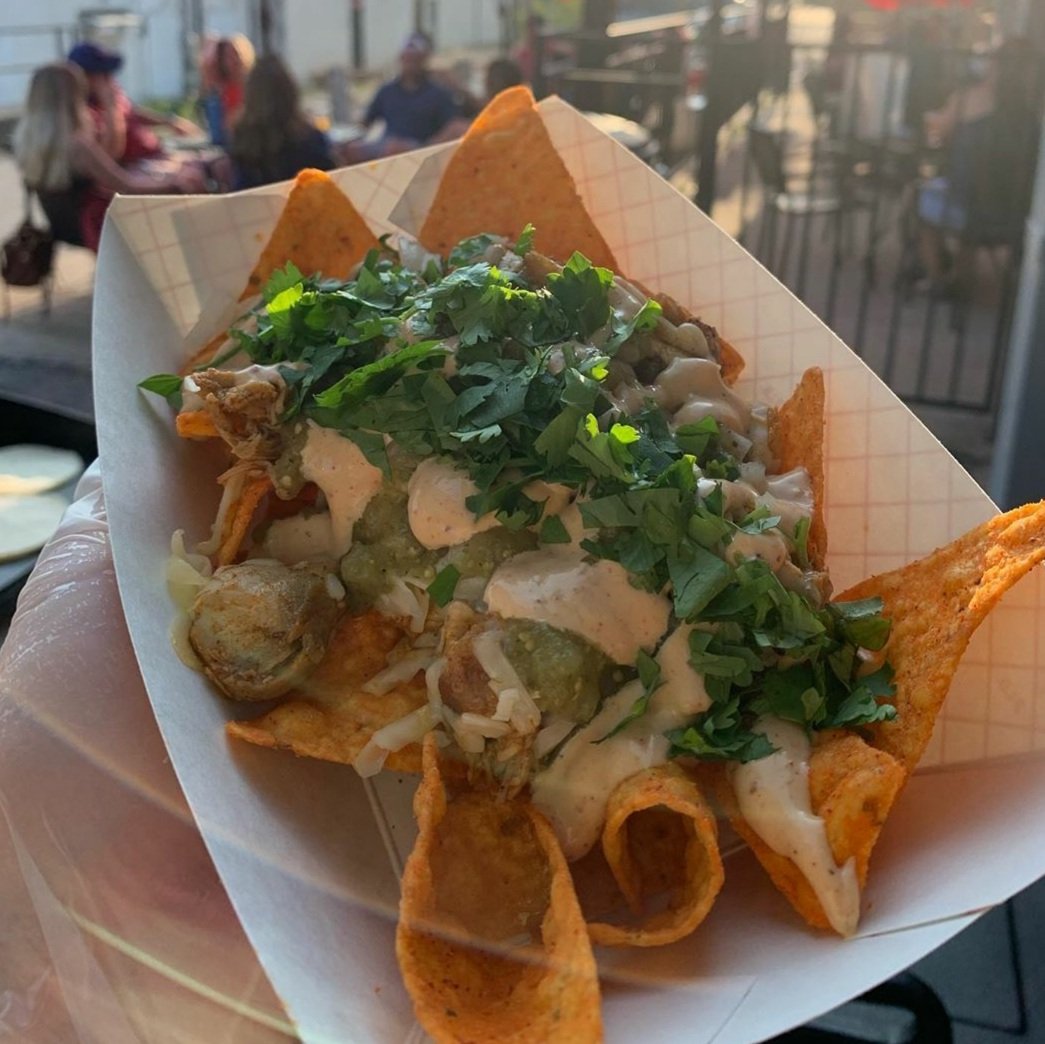 KCTacoTank's tweet photo. Our dori-locos! Classic nacho cheese Doritos smothered in chicken + bacon, cheese, onions, cilantro, salsa verde and tank sauce. The perfect item for a group...or just for yourself ��
#dorilocos #kctacotank #tacosarelife #streetfood https://t.co/QwdiwLY23L