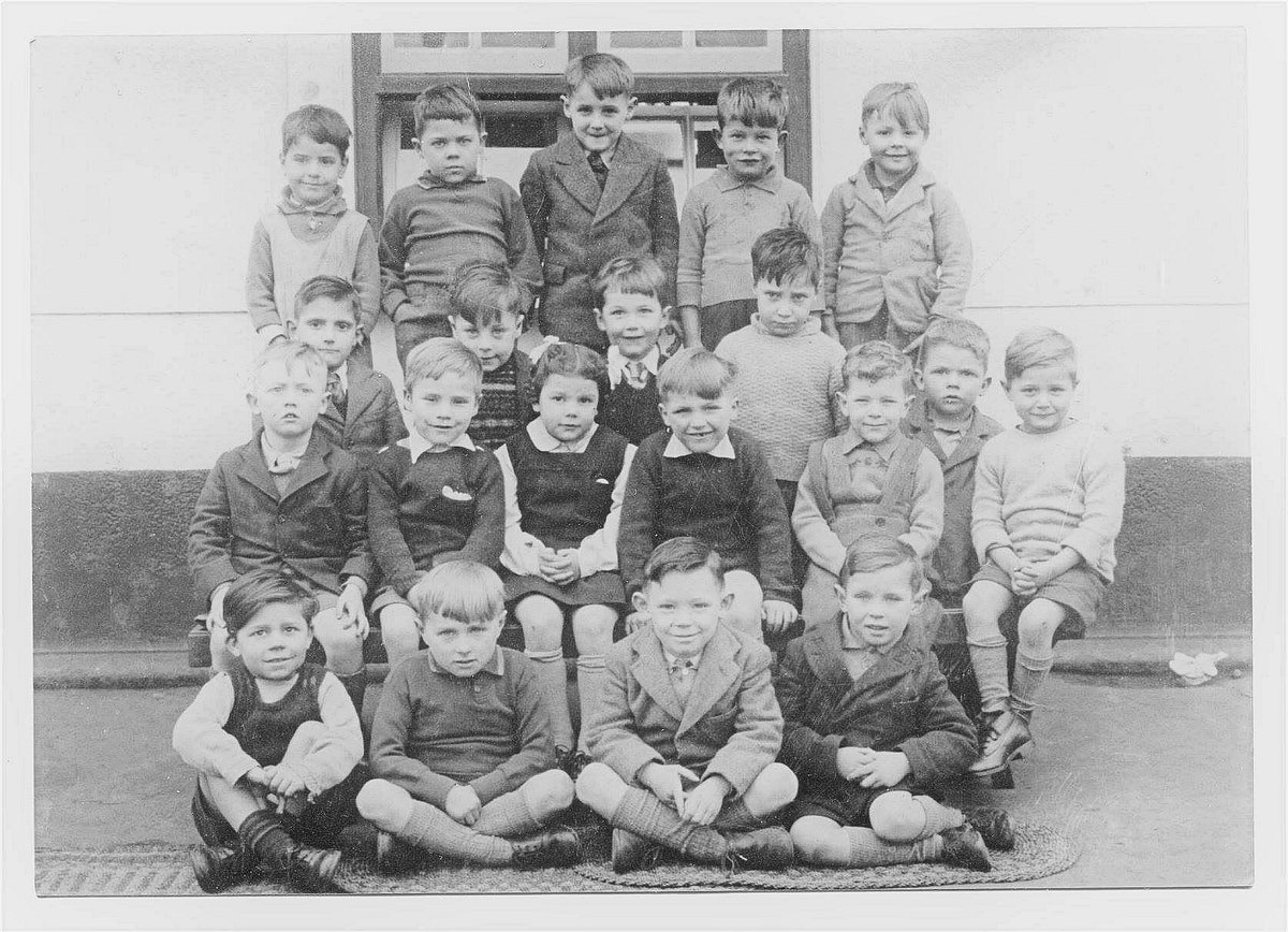 This class photo was taken around 1948 or 1949 at Thundersley Primary School. Can you identify any of the people? benfleethistory.org.uk/content/browse…