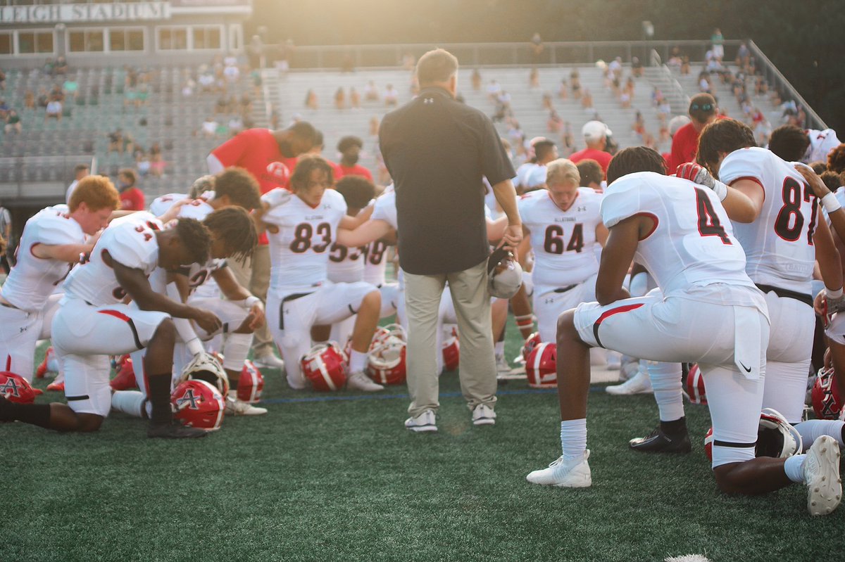 bellaawood's tweet photo. first FNL of the season!! starting out with a win, can’t wait for the rest of my senior season!!

pic creds, insta : @bellawoodphotography https://t.co/M9CPYMtjiv