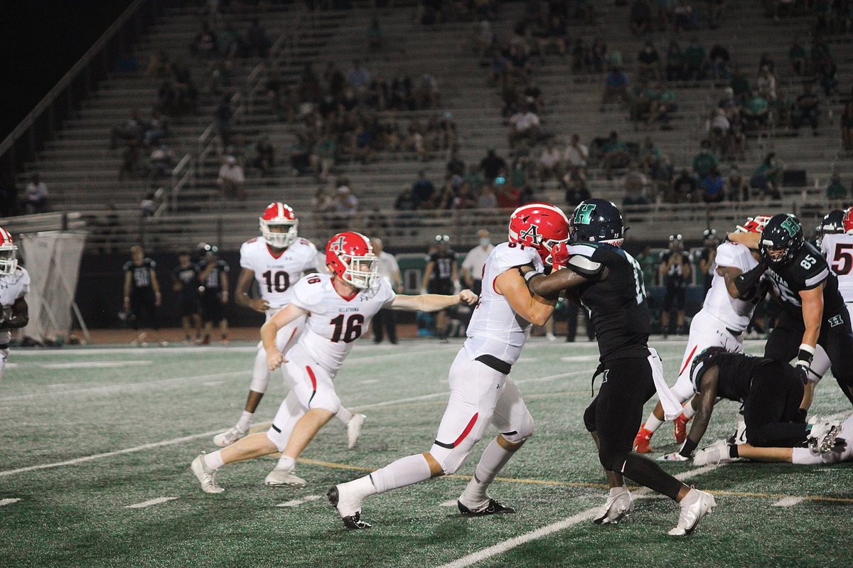 bellaawood's tweet photo. first FNL of the season!! starting out with a win, can’t wait for the rest of my senior season!!

pic creds, insta : @bellawoodphotography https://t.co/M9CPYMtjiv