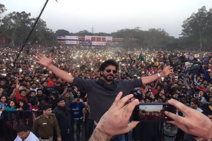 SRKLaturCFC's tweet photo. Oh yessss 🔥 🔥 It's 41 Million Srkians Love You Baadshah &amp; Congratulations for 41 Million Followers on Twitter @iamsrk 

#SRK41Milion https://t.co/VIPSJgg3WT