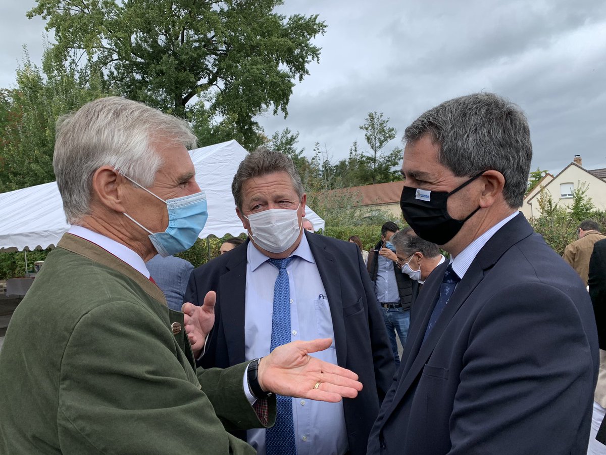 LinhartBMEIA's tweet photo. Lors de la pose de la 1è pierre du #Mutigny Resort Hotel en #Champagne avec le groupe hôtelier autrichien Loisium Wine & Spa Hôtels, rencontre avec les représeentants de la @regiongrandest, du @DptMarne , des communes de la Grande Vallée de la Marne & de la Préfecture @Prefet51 https://t.co/iA3oUpBtn5