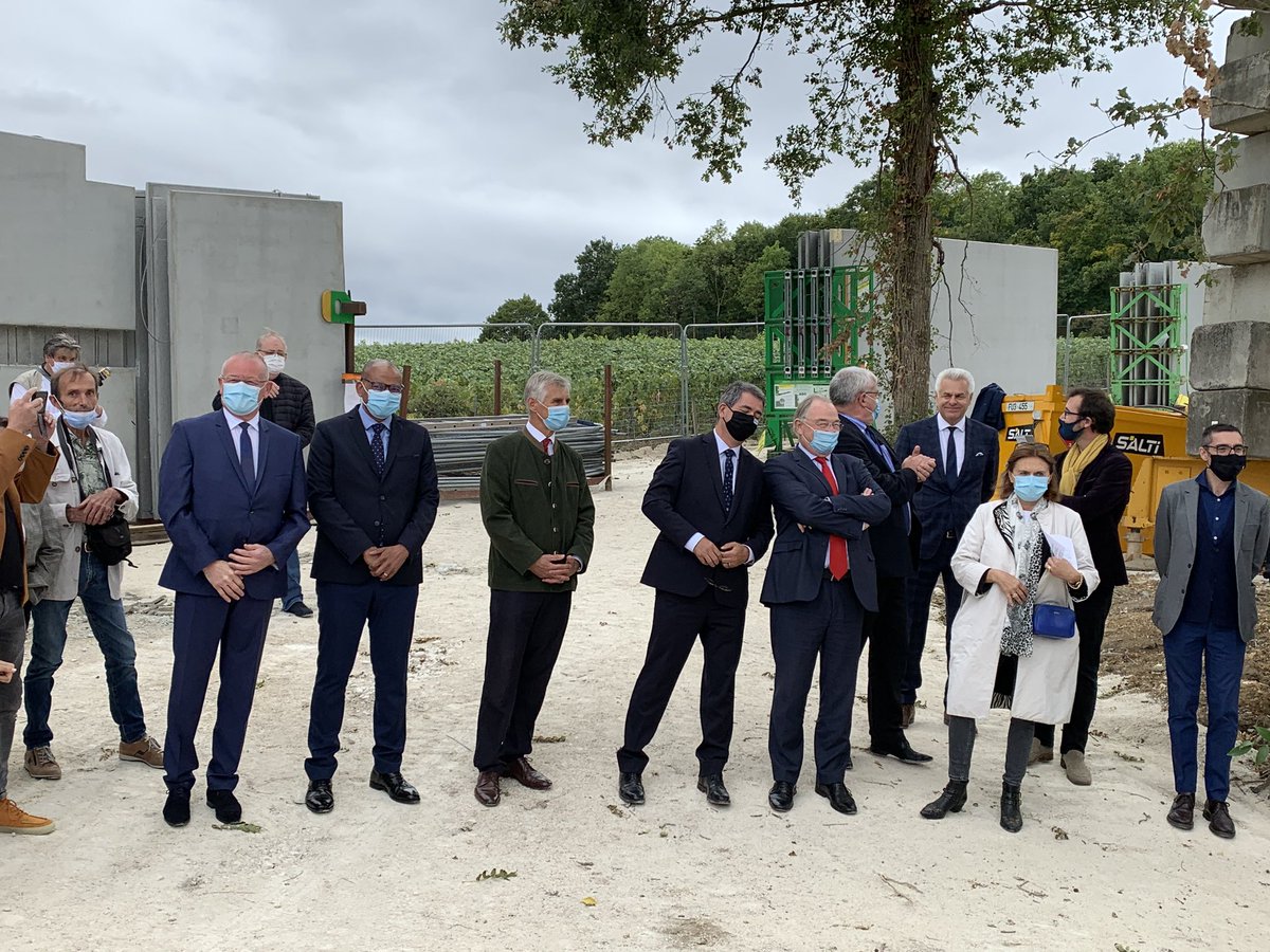 LinhartBMEIA's tweet photo. Lors de la pose de la 1è pierre du #Mutigny Resort Hotel en #Champagne avec le groupe hôtelier autrichien Loisium Wine & Spa Hôtels, rencontre avec les représeentants de la @regiongrandest, du @DptMarne , des communes de la Grande Vallée de la Marne & de la Préfecture @Prefet51 https://t.co/iA3oUpBtn5