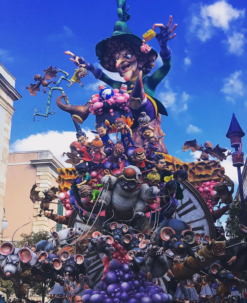 CPolignano's tweet photo. 🌍 “CASCA LA TERRA, TUTTI GIÙ PER TERRA!” 🐭 ass. cArteinregola
_______________________________________

#denibianco #asscArteinregola #carnevalediputignano #putignano #puglia https://t.co/nOgsDxG49v